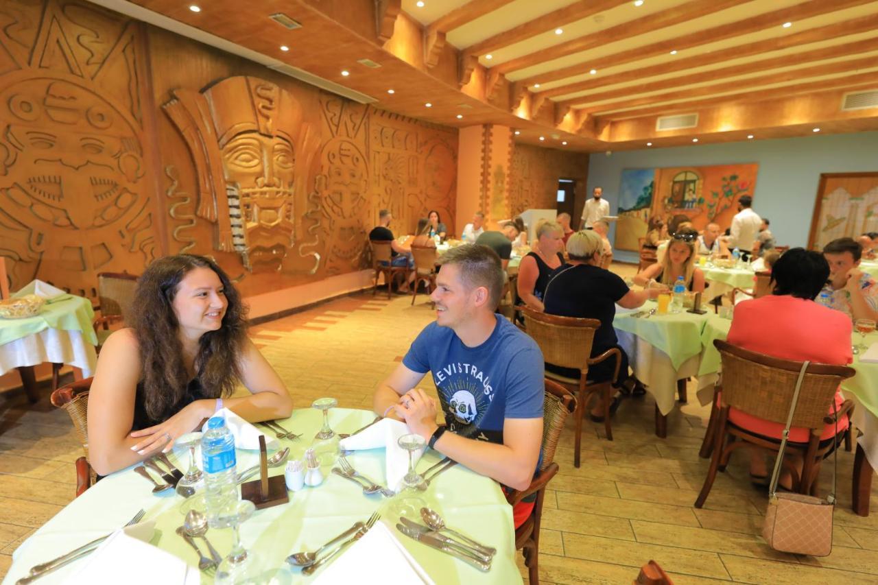Titanic Palace Families And Couples Only Hurghada Exterior foto The dining room at the hotel