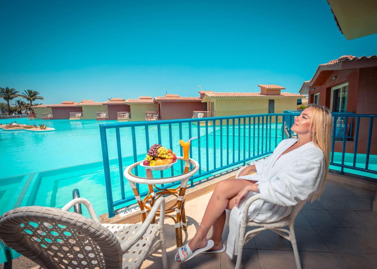 Titanic Palace Families And Couples Only Hurghada Exterior foto A woman relaxing at a resort