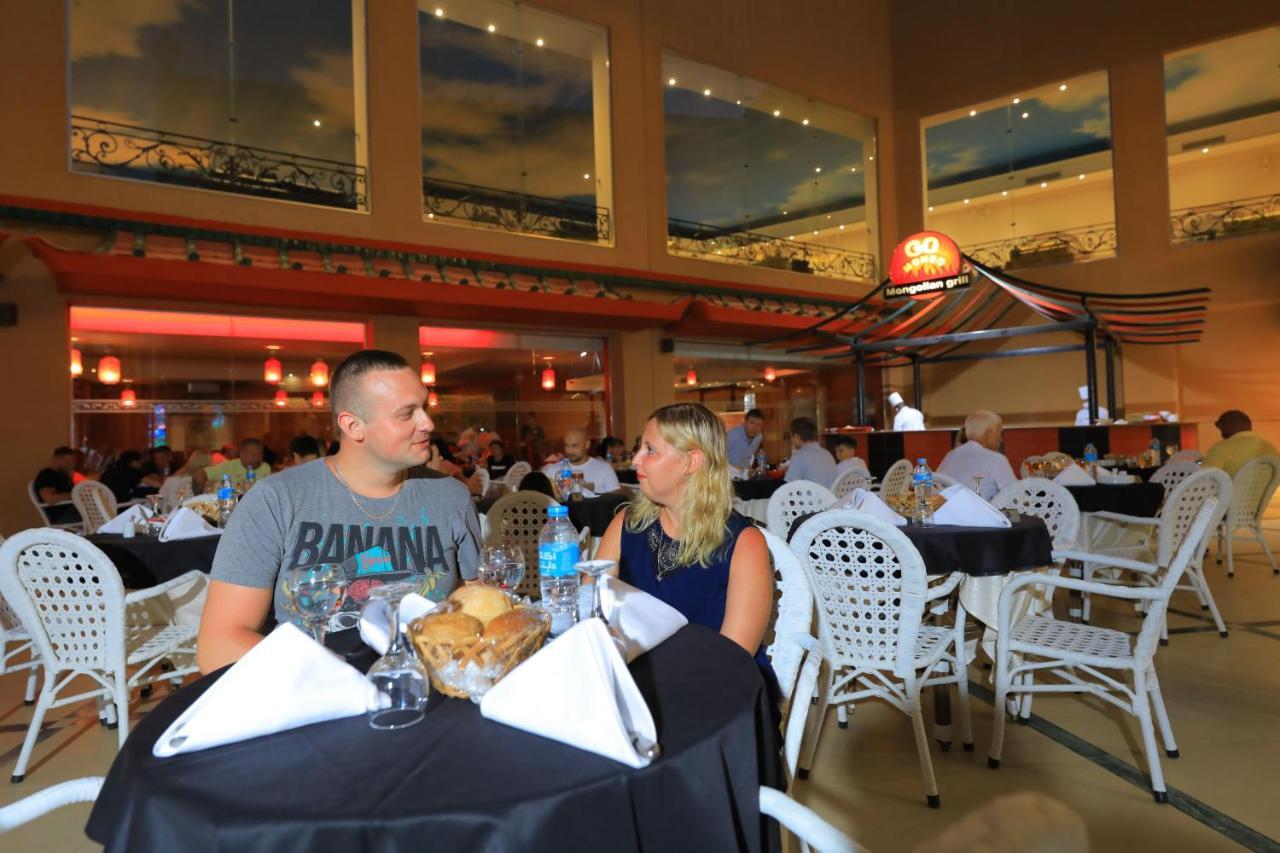 Titanic Palace Families And Couples Only Hurghada Exterior foto The interior of the restaurant
