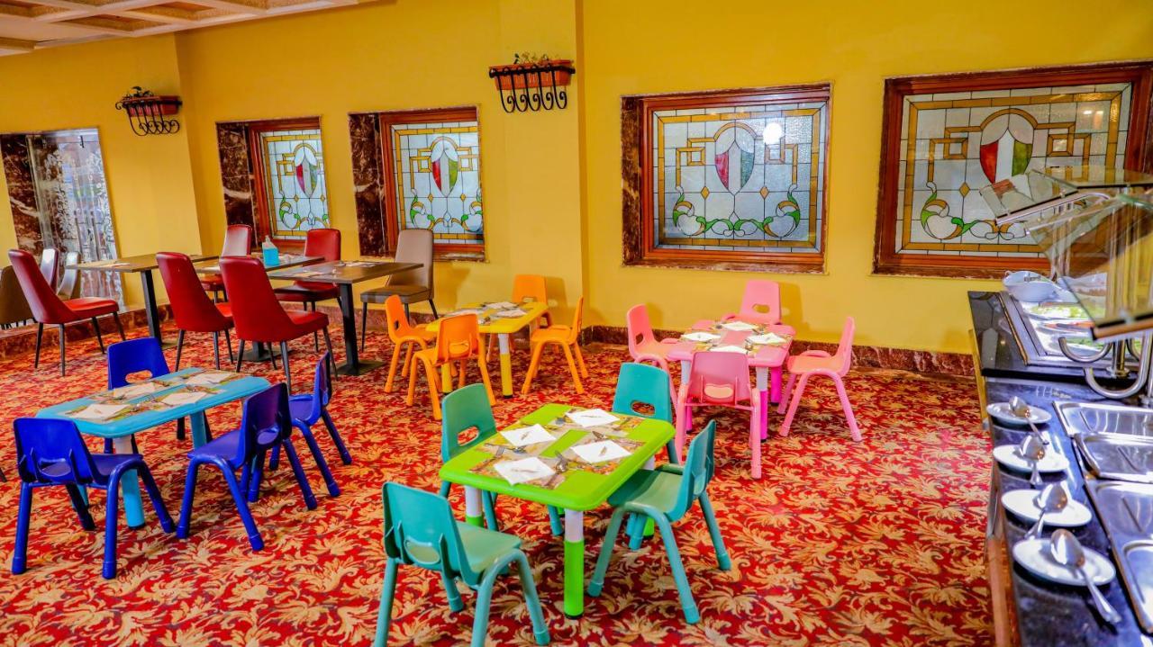 Titanic Palace Families And Couples Only Hurghada Exterior foto The restaurant's interior
