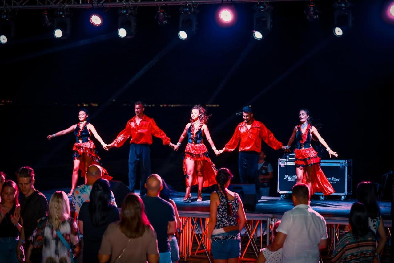 Titanic Palace Families And Couples Only Hurghada Exterior foto The band performing in 2019