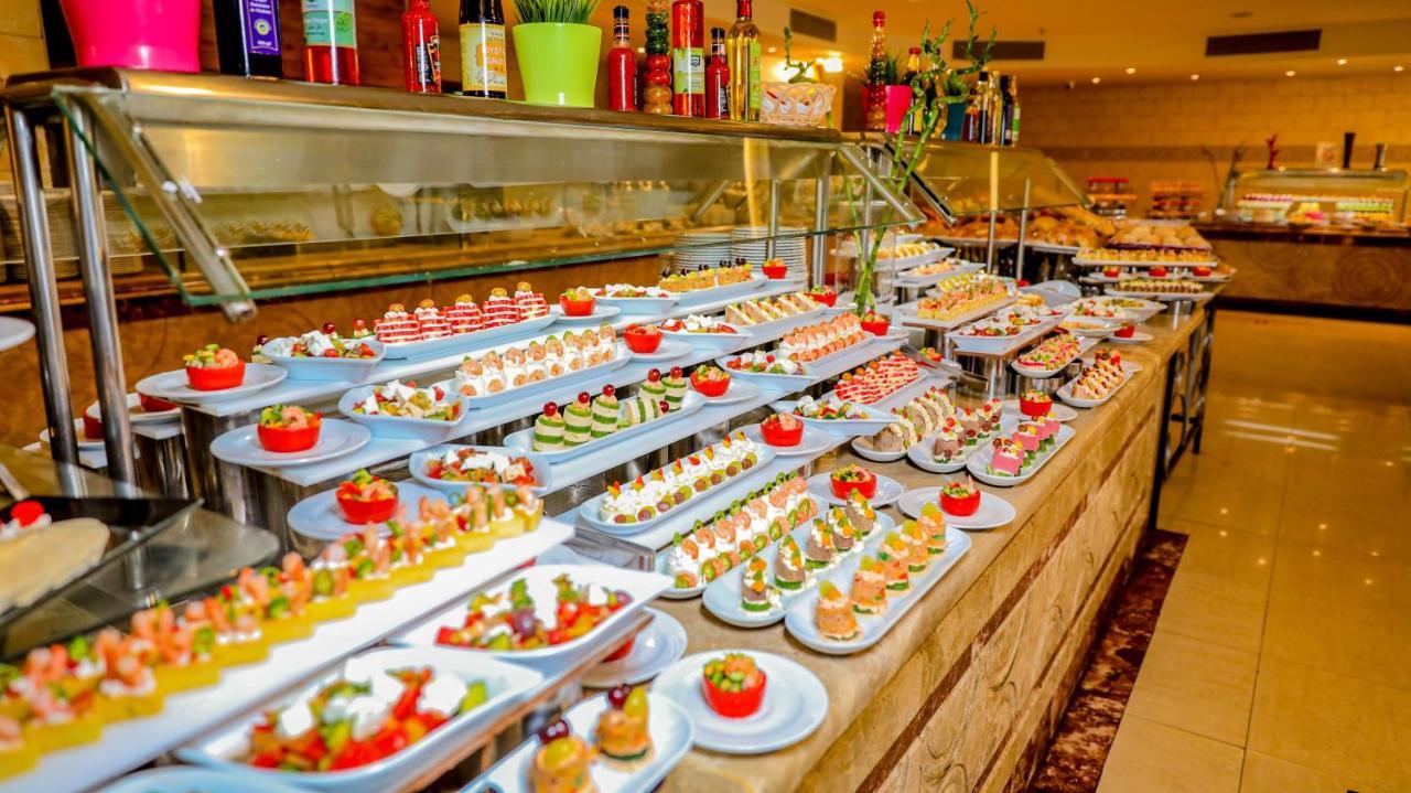 Titanic Palace Families And Couples Only Hurghada Exterior foto A buffet at a hotel