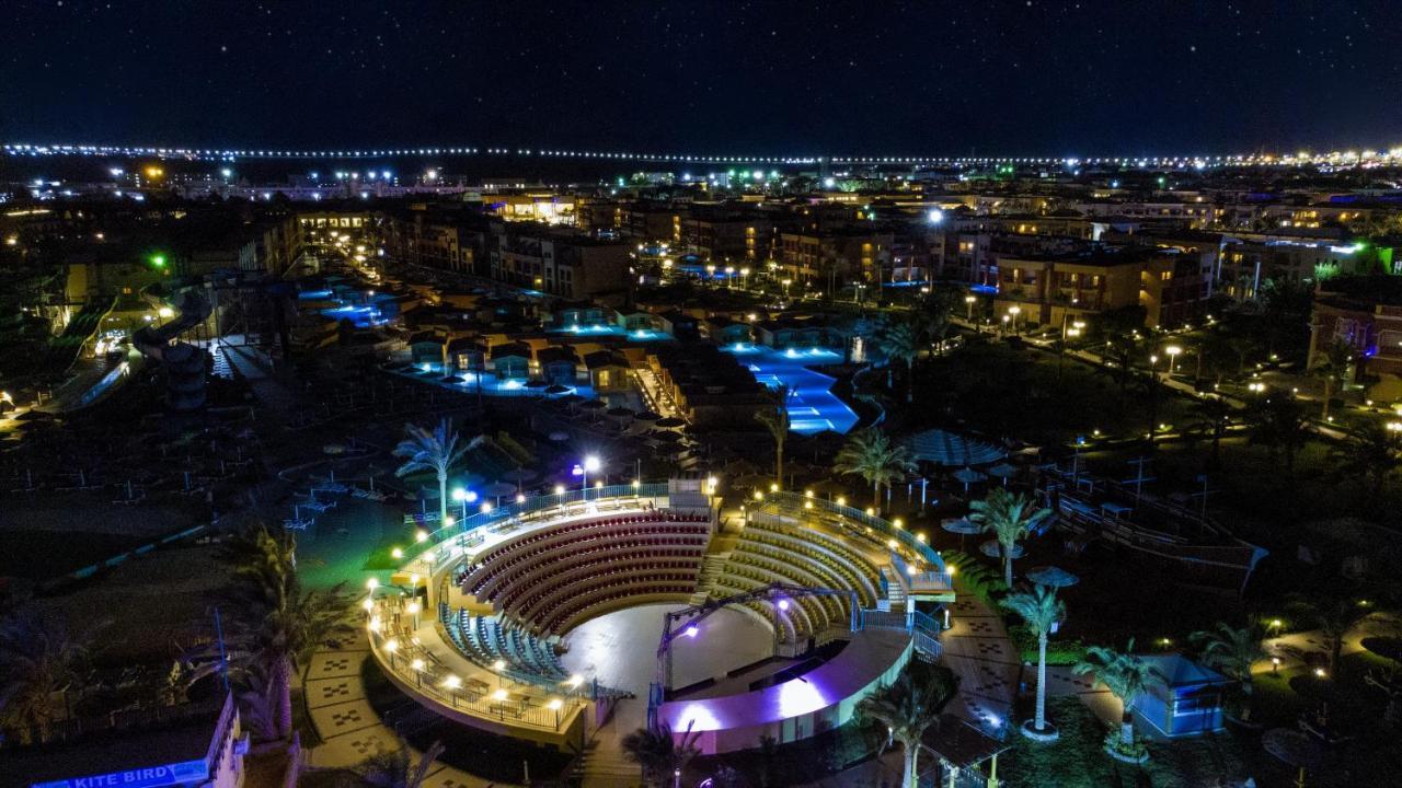 Titanic Palace Families And Couples Only Hurghada Exterior foto Aerial view of the resort at night