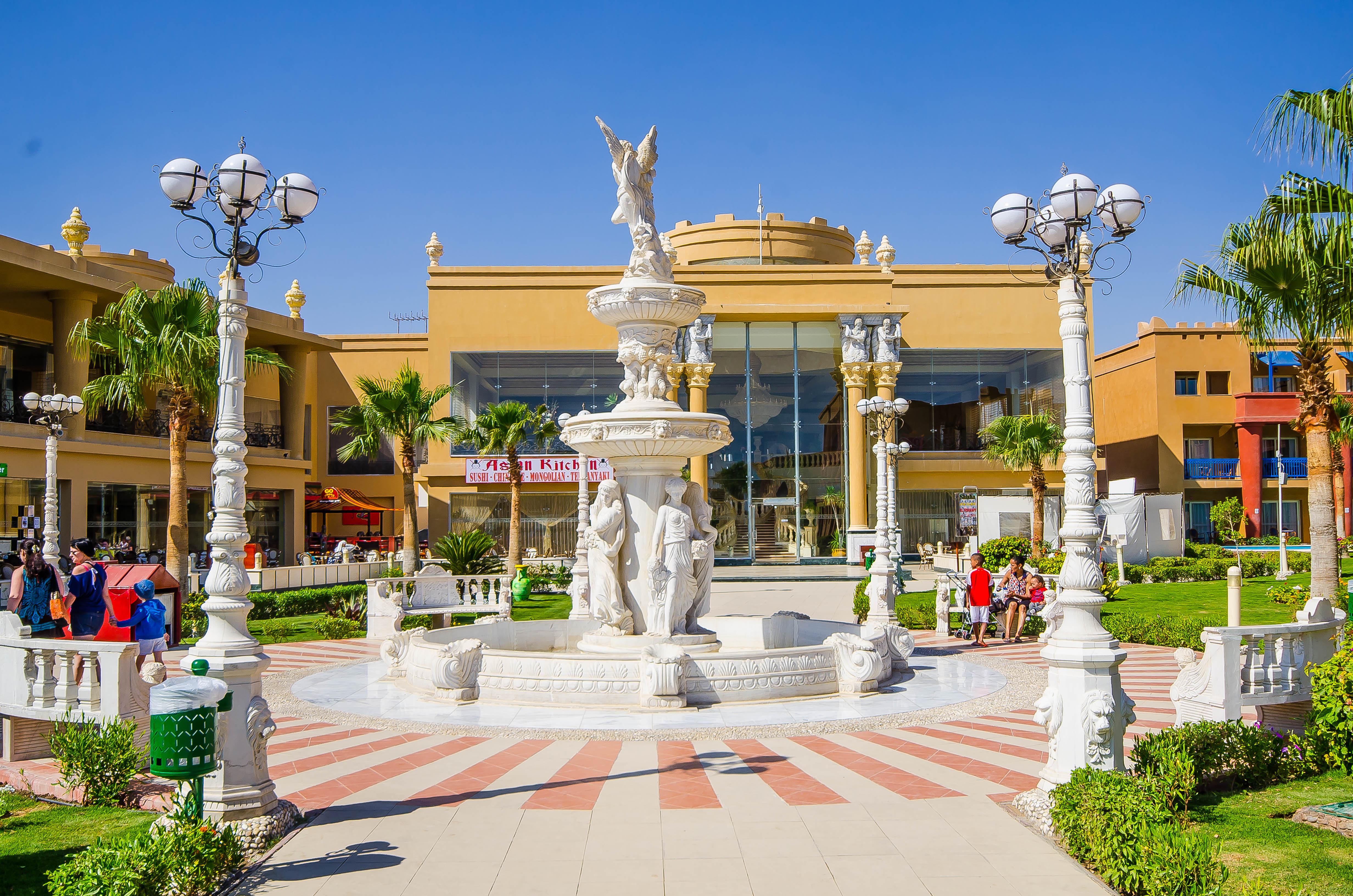 Titanic Palace Families And Couples Only Hurghada Exterior foto Fountain at the entrance of the resort