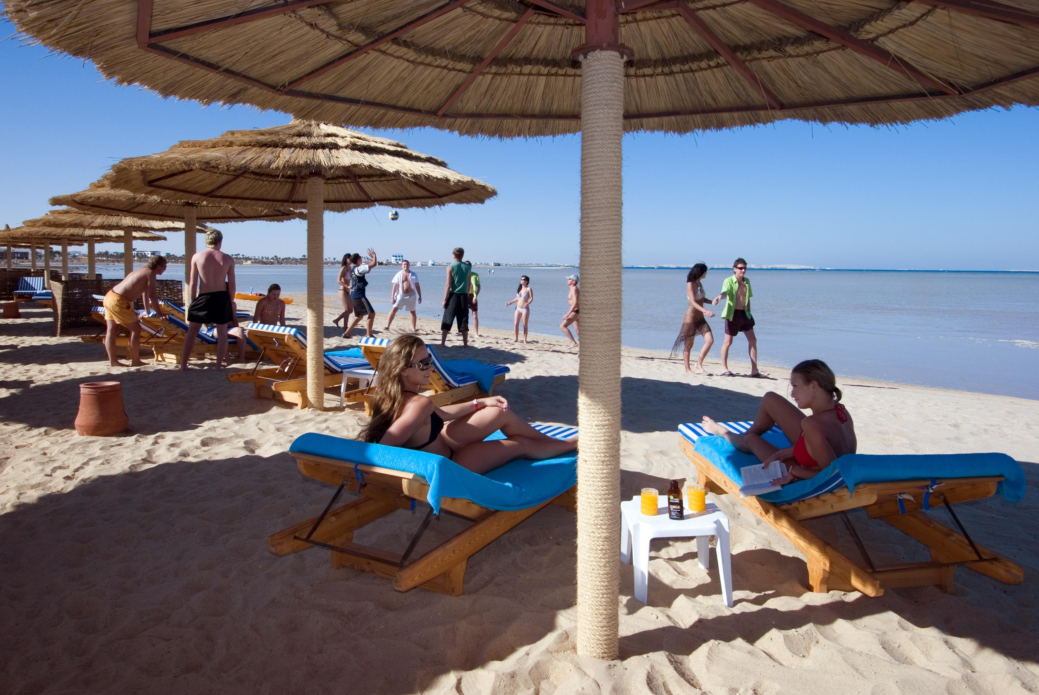 Titanic Palace Families And Couples Only Hurghada Exterior foto Tourists on the beach of El Alamein