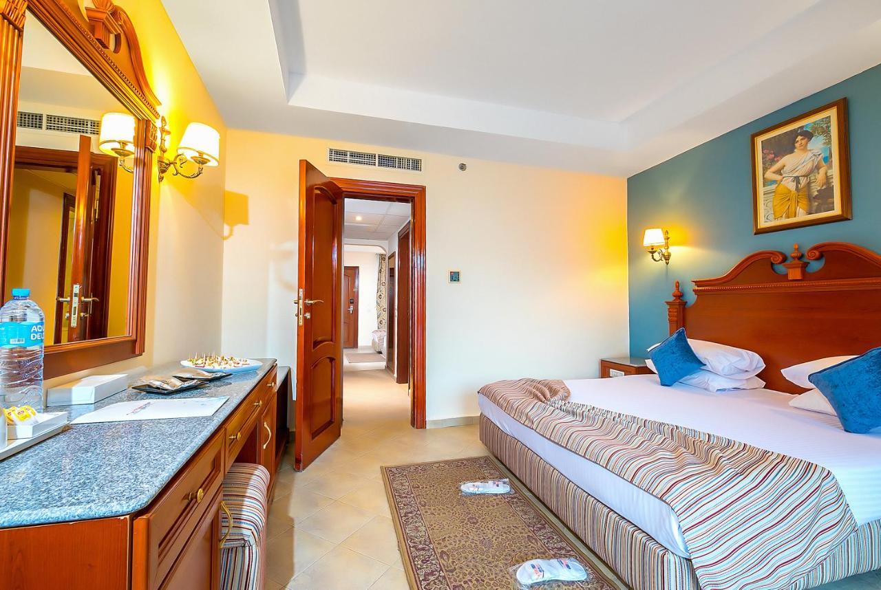 Titanic Palace Families And Couples Only Hurghada Exterior foto A bedroom at the hotel